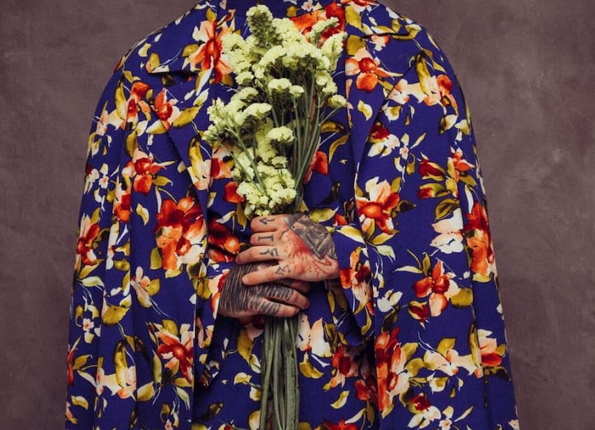 describe a person who wear unusual clothes India